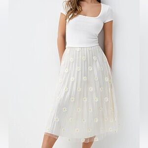 Floral Embroidered Cream tulle skirt- twik size Medium.